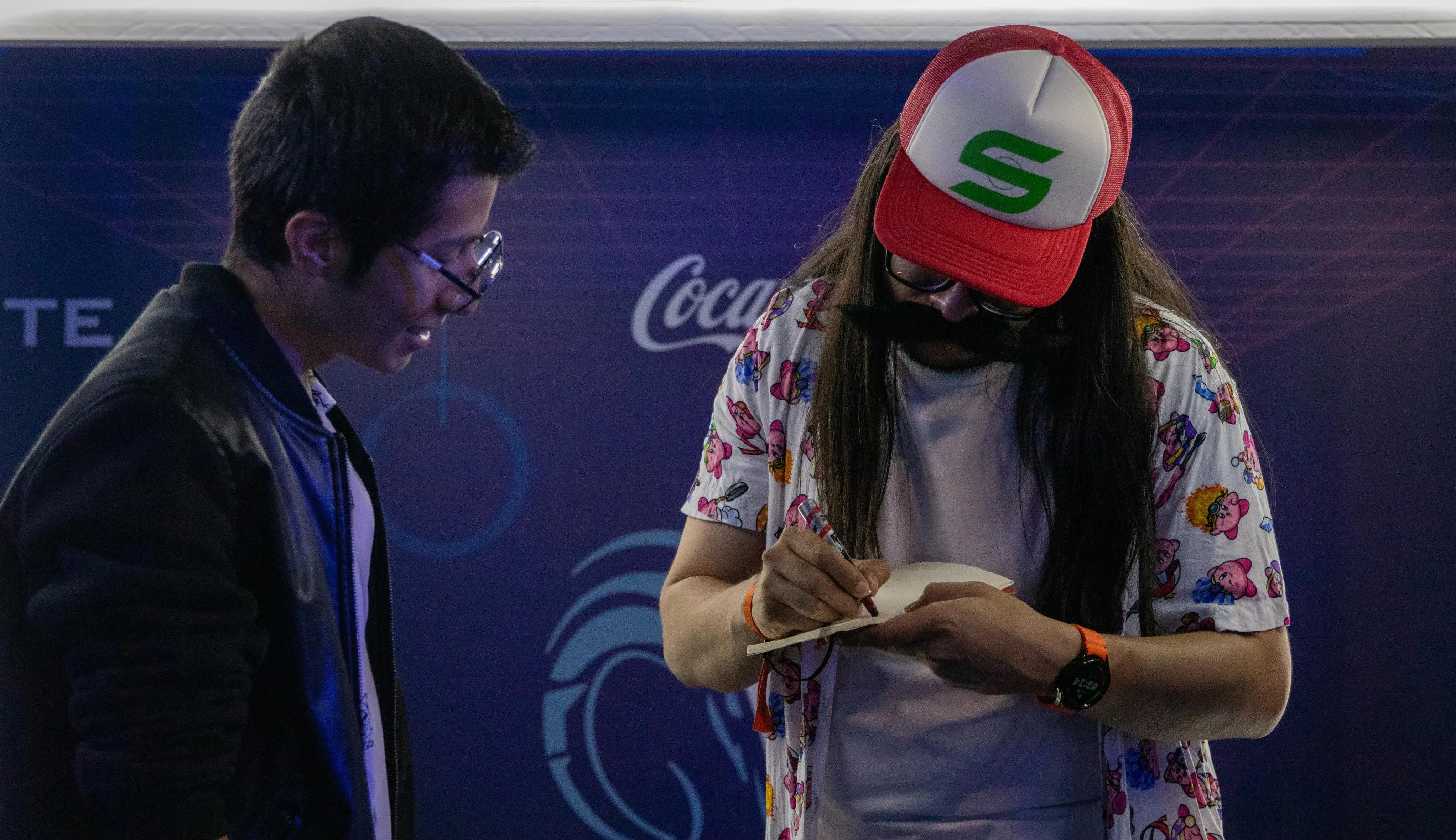 SoliBolita firmando autógrafos