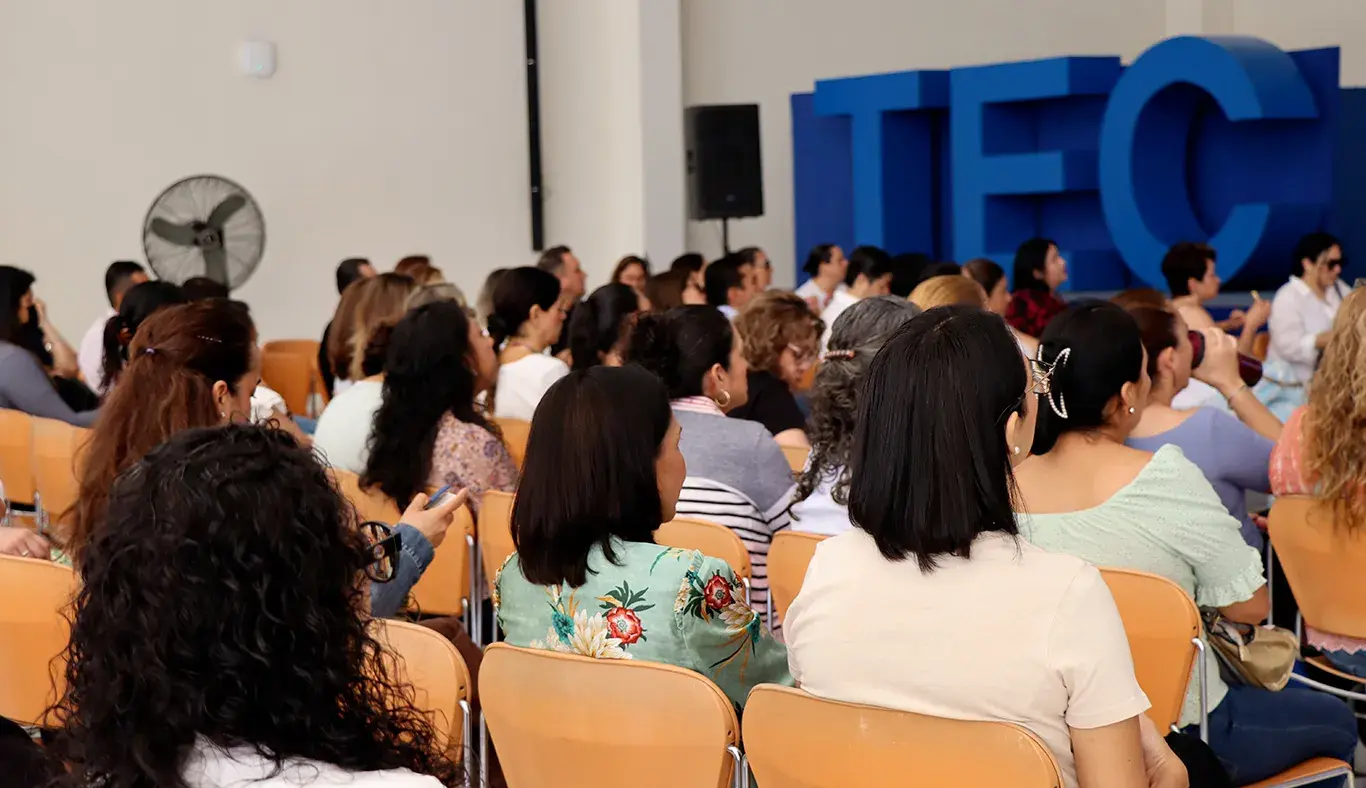Congreso en PrepaTec reunió especialistas y familias para abordar retos adolescentes, destacando el vínculo familiar, comunicación y educación en valores como clave para prevenir conductas de riesgo.