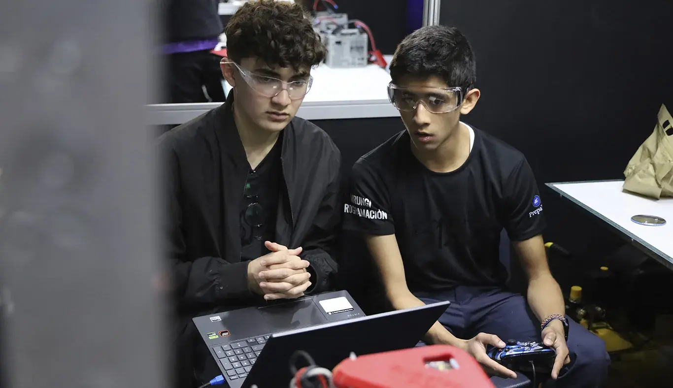 Alumnos planeando su programación