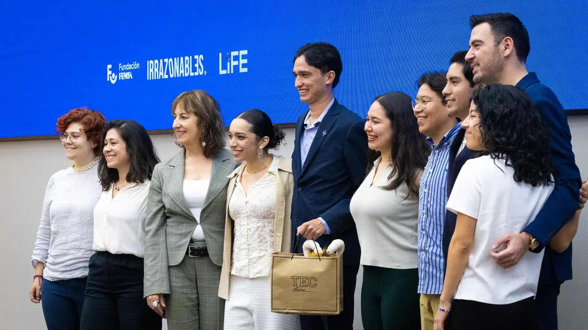 Los tres primeros lugares recibieron reconocimientos y becas por sus i