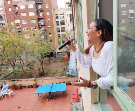 La mexicana mariachi que canta en un balcón en Barcelona