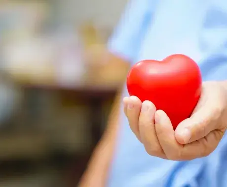 Manos de un médico sosteniendo una figura de corazón para representar la solidaridad en tiempos de COVID-19