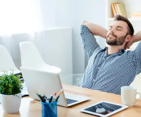 Joven haciendo una pausa de sus actividades en casa