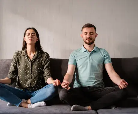 Hombre y mujer practicando mindfulness