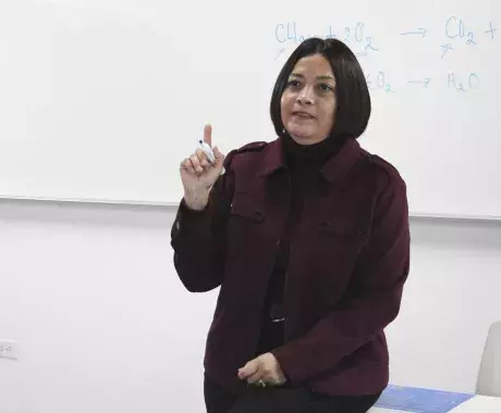 La profesora que impulsa la ciencia en niñas y adolescentes 