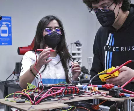 Alumnos de la PrepaTec Santa Catarina integrantes del equipo de robótica Cyberius