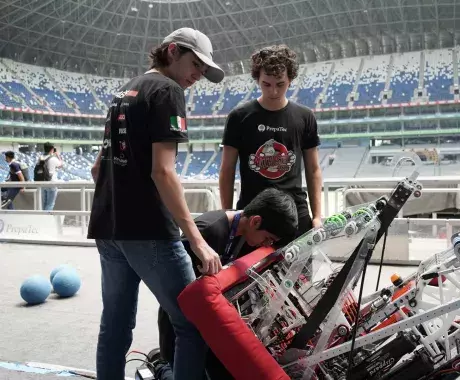 Alumnos de PrepaTec manejando un robot en el Primer Festival de Ciencia y Tecnología del municipio de Guadalupe