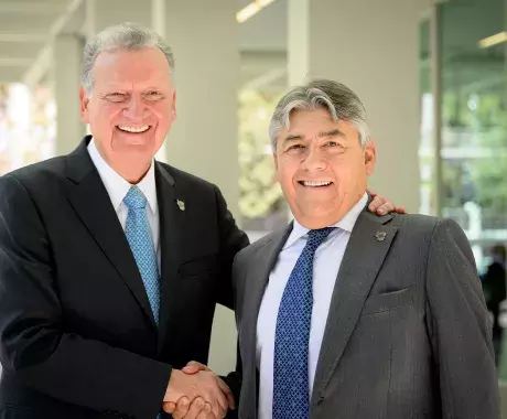 Ricardo Saldíva, nuevo presidente del Consejo Directivo y del Comité de Gobierno del Tecnológico de Monterrey para 2023-2028, con José Antonio Fernández, presidente saliente, quien tuvo el cargo durante 11 años 