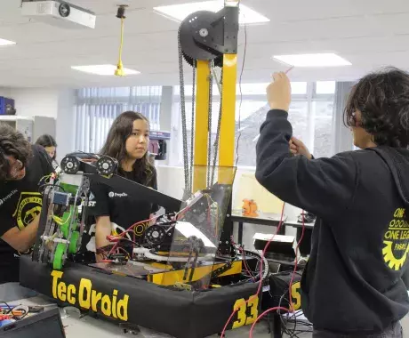 Estudiantes de Preparatoria del Tec de Monterrey campus Querétaro trabajando en su robot TecDroid