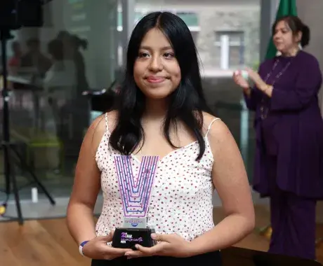 La alumna Astríd Media de PrepaTec Zacatecas con su primer lugar en el cuento largo en VibrArt 2023