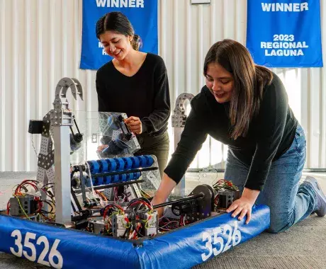 Integrantes de Blue Ignition con robot para FIRST