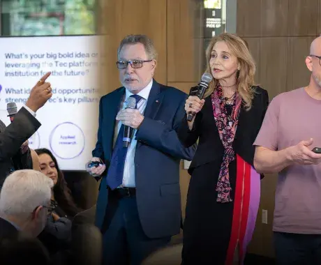 Profesores de Faculty of Excellence presentan sus proyectos de investigación.