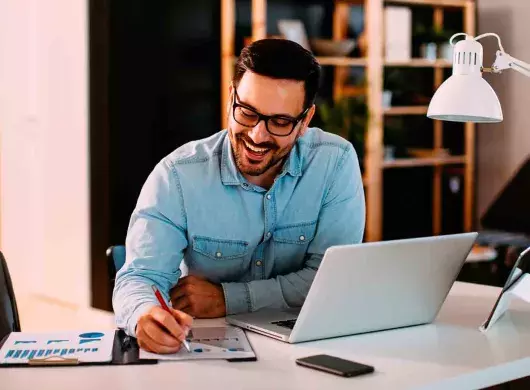 Hombre haciendo home office