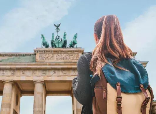 Estudiante frente a monumento en Alemania doble titulación