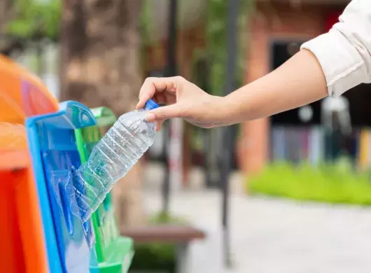 Botella de PET reciclado para línea de ropa.