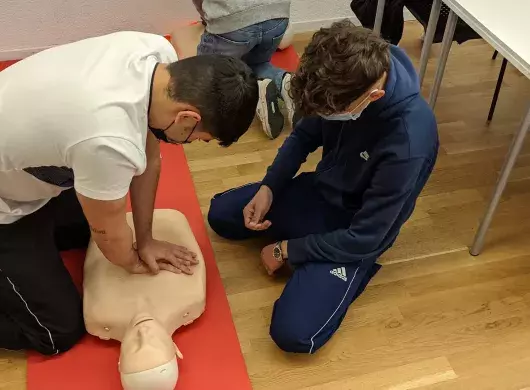 Alumnos tomando curso de primeros auxilios