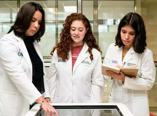 La Escuela de Medicina y Ciencias de la Salud del Tec festejó sus 45 años reuniendo a estudiantes, ex-alumnos y profesores para compartir sus experiencias.