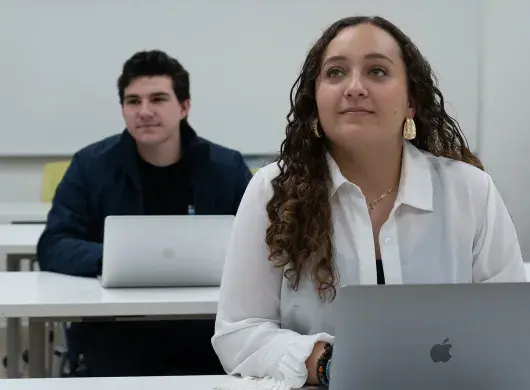 Alumnos tomando apuntes en la certificación