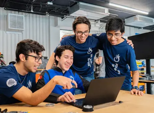 Equipo ganador viendo el prototipo