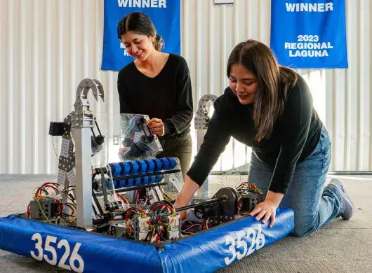 Integrantes de Blue Ignition con robot para FIRST