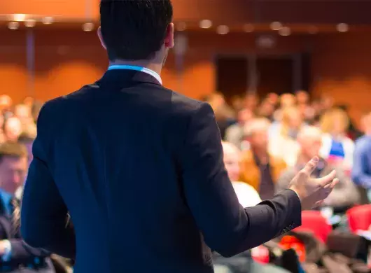 Profesor presentando el modelo colaborativo del Tec