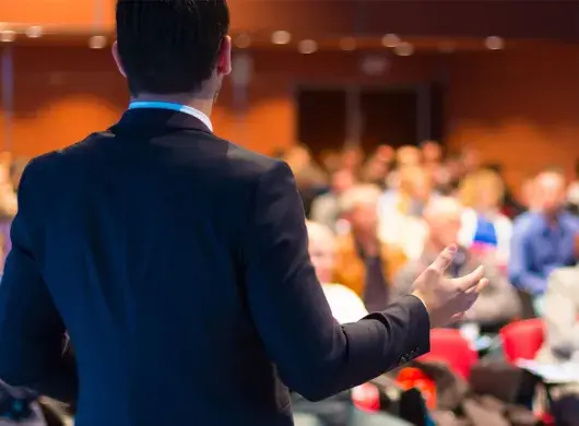 Profesor presentando el modelo colaborativo del Tec