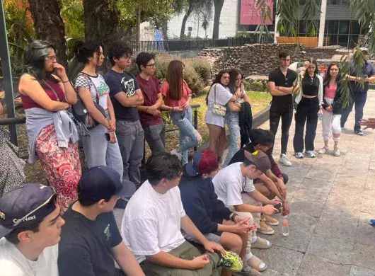 Alumos de PrepaTec Ciudad Juarez tomando un tour en la Plaza de las Tres Culturas