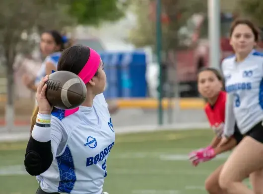 Equipo femenil de tochito en torneo nacional