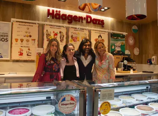 Karol con el crew de Häagen-Dazs