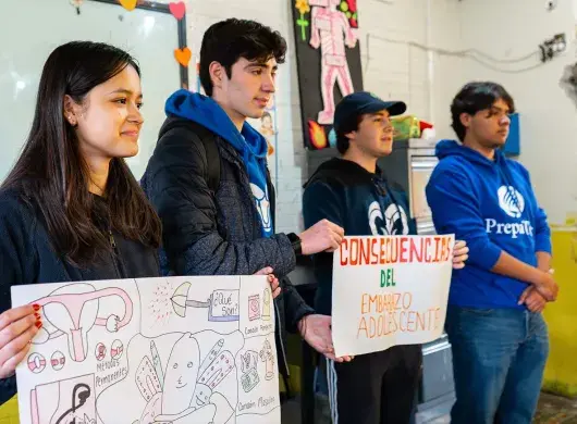 Estudiantes exponiendo sobre educación sexual