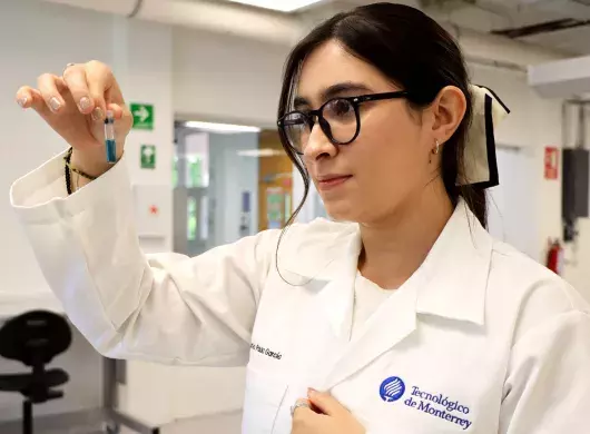 Paula García en el laboratorio.