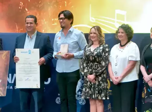 Profesor Eduardo Muñoz en ceremonia de premiación