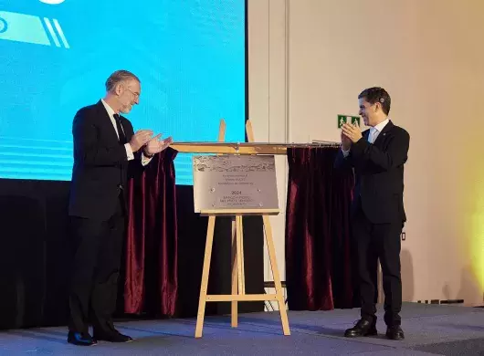 Marco Antonio y Pascual Alcocer develando la placa del premio al Mérito EXATEC 2024