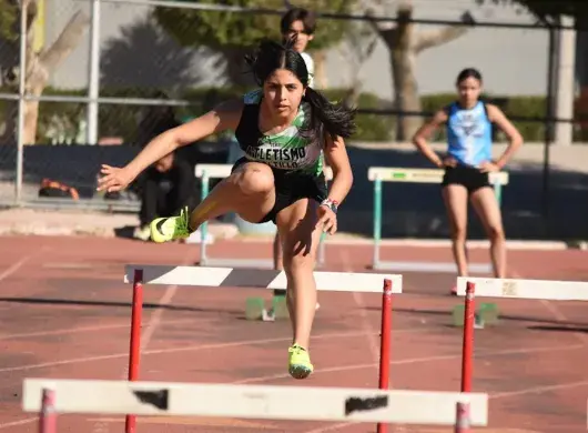 Atleta Tec corriendo en la pista con vallas