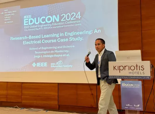 Jorge Hidalgo presentando su artículo en la IEEE EDUCON 2024