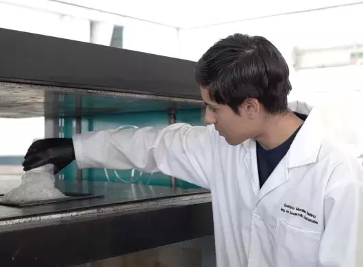 Estudiante del Tec de Monterrey durante el proceso de reciclado del plástico