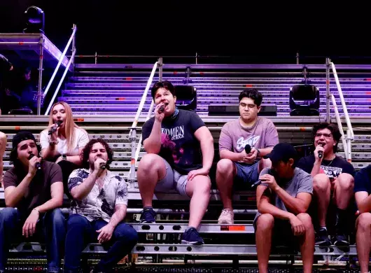 Alumnos y alumnas ensayando en el Auditorio Luis Elizondo para el ensamble 49: las historias de Mecano.