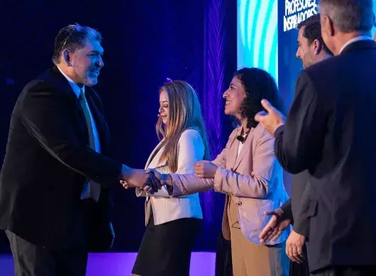 Juan Gabino recibiendo premio como Profesor inspirador