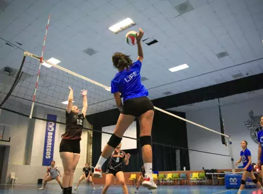 Danna Lorein jugando voleibol en las canchas de Tec campus Tampico