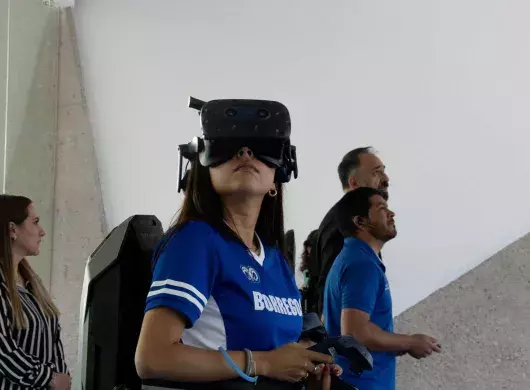 Alumna de negocios prueba laboratorio de realidad virtual