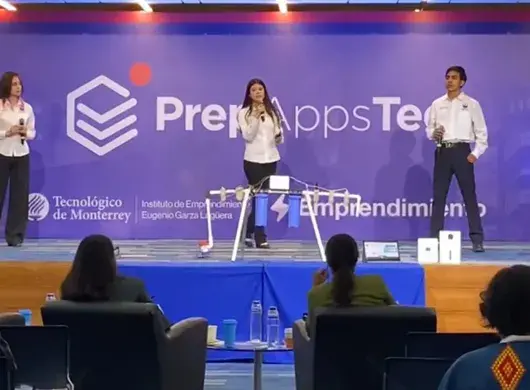 Alumnos PrepaTec Navojoa presentando el proyecto Water One en PrepApps 2024
