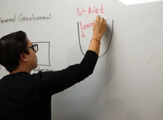 Atoany Fierro, profesor de la Escuela de Ingeniería y Ciencias del Tec campus Cuernavaca, publicó un artículo científico en la revista Applied Sciences, que ayuda con un algoritmo de inteligencia artificial en la evaluación del grado de edema macular diabético.