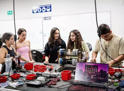 Estudiantes trabajan en el nuevo espacio de Maker Space en PrepaTec Laguna