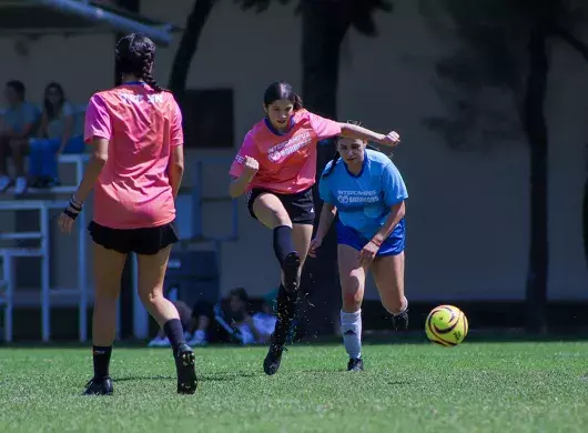 Dos alumnas de Sonora Norte en partido de fútbol contra Guadalajara.