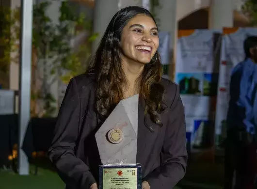 Egresada de Arquitectura del Tec de Monterrey campus Laguna sonríe al recibir premio Calli del Colegio de Arquitectos de la región