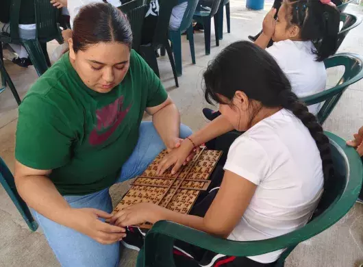 Estudiantes de Ingeniería del Tec campus Cuernavaca crean herramientas educativas accesibles y sustentables para niños con debilidad visual y colaboran con expertos internacionales.