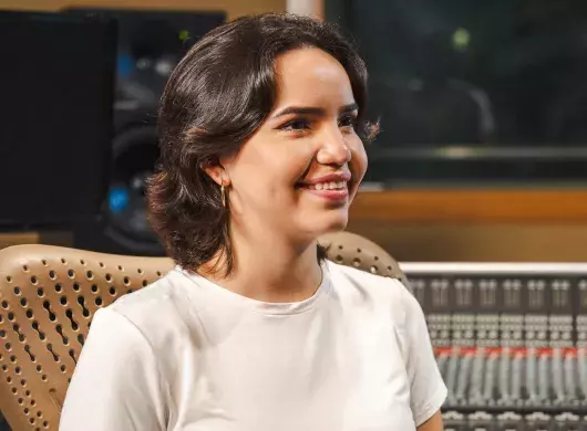 Sofía Casteba posa en estudio de grabación musical en el campus Monterrey