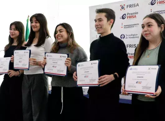 Los 5 ganadores del Premio Frisa 2024 posando con sus reconocimientos.