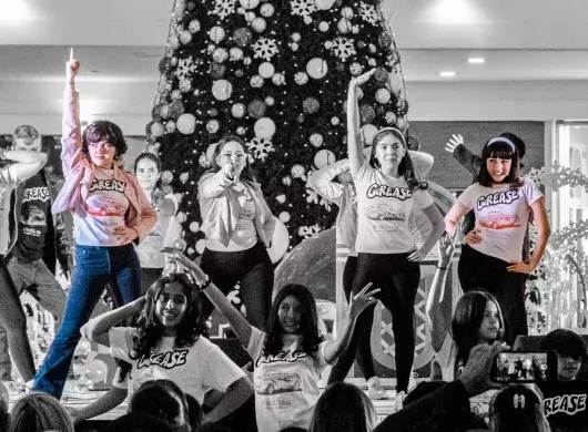 Estudiantes del Tec de Monterrey presentaron en un centro comercial en Torreón una muestra del musical Grease