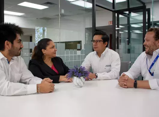 Profesores hablando acerca de sus experiencias en los congresos internacionales